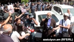 Բագրատ սրբազանը Քննչական կոմիտեի շենքի մոտ, 3-ը հունիսի, 2024թ․