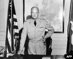 Дуайт Эйзенхауэр, командующий силами НАТО в Европе в своей штаб-квартире в Париже в 1951 году