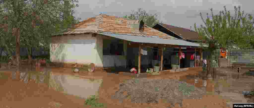 25-апрель күнү саат 23:30 чамасында катуу жааган жамгырдын кесепетинен Ош облусунун Өзгөн районунун Ийри-Суу айыл аймагынын Корс-Этти айылында сел жүрүп, бир турак үйдүн короосун жана ички чарбалык унаа жолду каптаган.&nbsp;Сел каптаган турак үй. Ош облусу.&nbsp;