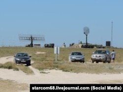 Tarhan Qut burnunda Rusiyeniñ «Nebo-M» ve «Kasta-2E2» stantsiyaları, Qırım, 2016 senesi