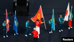 Кыргызстандык балбан, коло медал алган Айсулуу Тыныбекова Олимпиаданын жабылыш аземинде кыргыз туусун көтөрүп турат. Париж. 2024-жыл, 11-август. Иллюстрациялык бул сүрөттүн макалага тиешеси жок.  