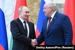 Очільники Росії та Білорусі, Володимир Путін (ліворуч) і Олександр Лукашенко під час зустрічі в Мінську, 24 травня 2024 року