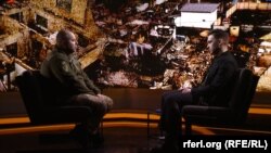 Полковник ЗСУ Олександр Вдовиченко на позивний «Словʼян» (ліворуч) та журналіст Радіо Свобода Тарас Левченко (праворуч) під час запису інтерв'ю, Київ, лютий 2024 року