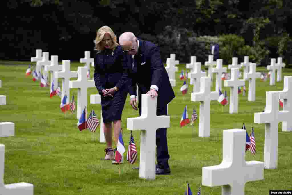 Подружжя Байденів відвідують могили на Нормандському американському кладовищі після церемонії з нагоди 80-ї річниці &laquo;Дня Д&raquo;