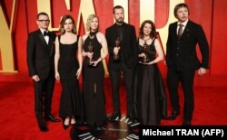 Режисер Мстислав Чернов (посередині) та його команда після вручення премії «Оскар» за найкращий документальний фільм «20 днів у Маріуполі». Голлівуд, 10 березня 2024 року