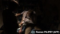 Українському військовому надають допомогу в стабілізаційному пункті на Бахмутському напрямку, вересень 2023 року