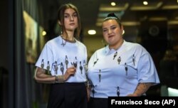 Співачки Jerry Heil (ліворуч) і Alyona Alyona, які представлять Україну на «Євробаченні-2024» позують для фотографії під час інтерв’ю Associated Press. Київ, 25 квітня 2024 року