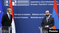 Министр иностранных дел Арарат Мирзоян (справа) и министр иностранных дел и внешней торговли Венгрии Петер Сийярто на совместной пресс-конференции в Ереване, 27 октября 2023 г.