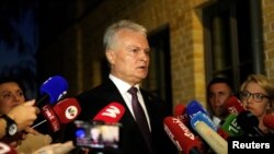 Гітанас Наўседа адказвае на пытаньні журналістаў пасьля сваёй перамогі на выбарах у траўні 2024 году. Ілюстрацыйнае фота