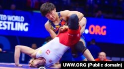 Айсулуу Тыныбекова күрөш боюнча Дүйнө чемпионатында польшалык Анастасия Волчинска менен күрөшүүдө. 20-сентябрь, 2023-жыл. Белград, Сербия.