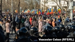 У неділю близько 4500 протестувальників зібралися на протест у Кишиневі, але поліція встановила блокпости, щоб обмежити їхній доступ до урядових будівель 