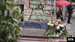 Събралите се хора оставиха цветя и играчки на пешеходната пътека, където е станало произшествието.