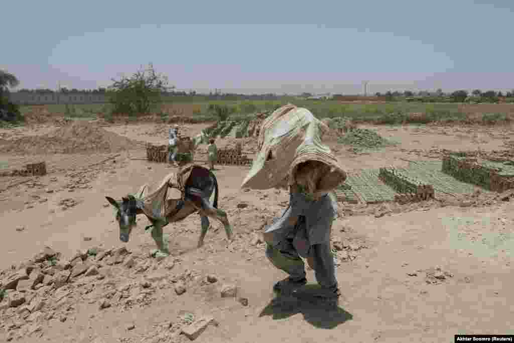 یک کارخانهٔ سنتی آجرپزی در یعقوب&zwnj;آباد؛ بر اساس شاخص&zwnj;های جهانی، پاکستان از سال ۱۹۹۹ تا ۲۰۱۸ به&zwnj;دلیل تغییرات اقلیمی&nbsp;معادل ۳.۸ میلیارد دلار خسارت دیده است. 