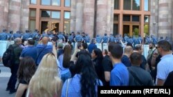Ոստիկանները Կառավարության շենքի մոտ մեջքով շրջվել են դեպի ցուցարարները, 13-ը հունիսի, 2024թ․