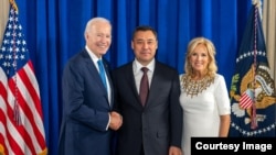 Кыргызстандын президенти Садыр Жапаров АКШ президенти Жо Байден жана анын жубайы Жилл Байден менен, 21-сентябрь, 2023-жыл.
