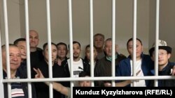 Кемпир-Абад иши боюнча тергөө абагындагы мөөнөтү 20-июнга чейин узартылгандар. Сүрөт 17-апрелде тартылган. Бишкектин Биринчи май райондук соту. 2023-жыл.
