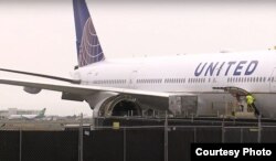 در تصویر موتور آسیب‌دیدهٔ هواپیما پس از فرود دیده می‌شود