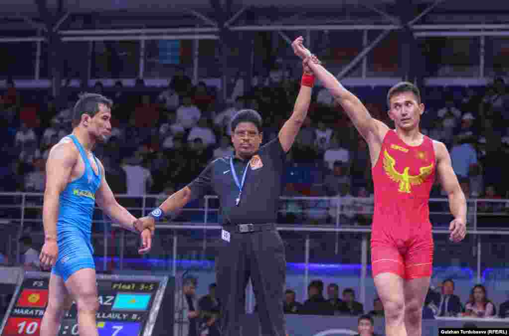 79 килограмм салмакта Адилет Маратбаев коло байгеге ээ болду. Ал 3-орун үчүн беттеште казакстандык Бибарыс Нурулла уулун 10:7 эсебинде утту.