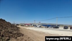 Büyük topraq qatlamları yañı yol qurulğanda çıqarıla, bu tek topraq örtüsine degil de, şarqiy Qırımda zaten az olğan yerastı suvlarınıñ dağılmasına da menfiy tesir ete