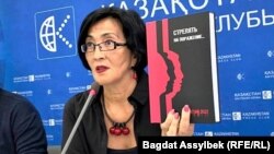 Қазақстандық құқық қорғаушы Бақытжан Төреғожина Қаңтар оқиғасы туралы "Ескертусіз қасақана оқ ату" баяндамасын көпшілікке таныстырып отыр. Алматы, 5 маусым, 2023 жыл.