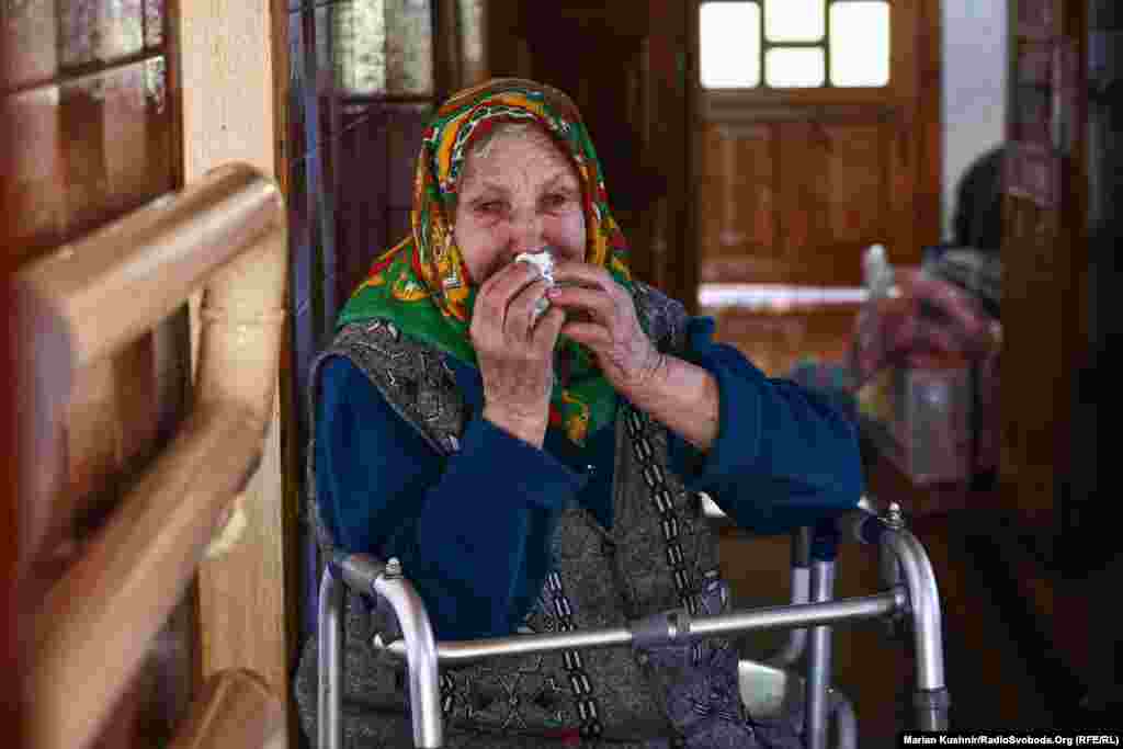 Літня жінка перед евакуацією з міста. &laquo;Що ж вони роблять?&raquo; &ndash; запитує вона, плачучи на фоні звуків роботи артилерії