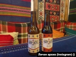 "Местните хора припознават себе си в чипровското пиво", казва Стефанов. На снимката се виждат две бутилки на фона на чипровските килими, които са част от българското национално наследство.