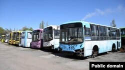 Транспорт жана жол инфраструктурасын өнүктүрүү департаментиндеги жарактан чыккан автобустар.