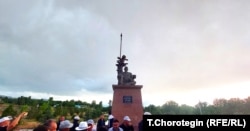 Каракул баатырдын айкелинин жанында. 13.6.2024.