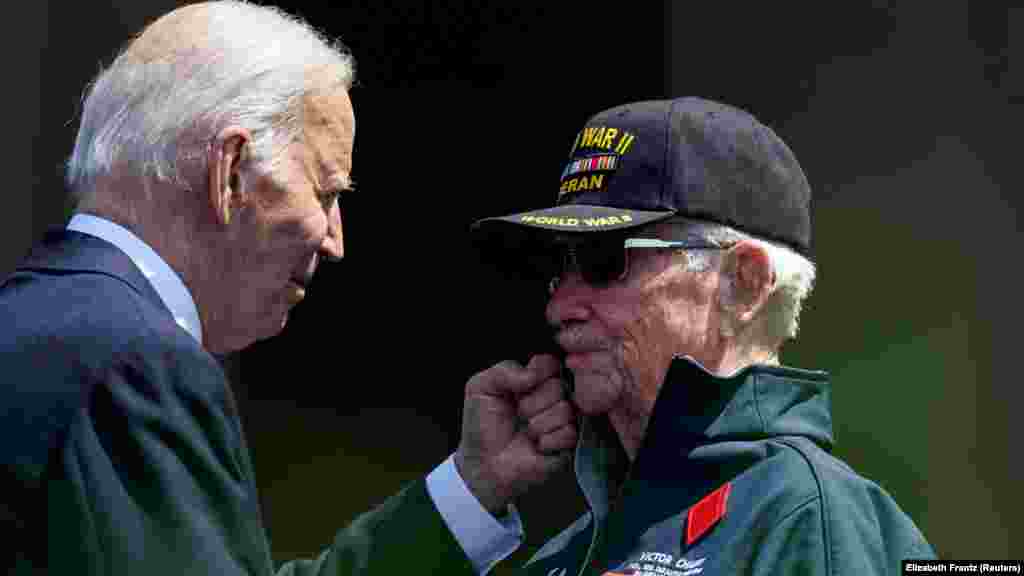 Байден показує жест сили ветеранові Другої світової війни, який брав участь у штурмі пляжів Нормандії 6 червня 1944 року. &laquo;День Д&raquo; був найбільшим десантним штурмом в історії, і Байден назвав його &laquo;потужною ілюстрацією того, як альянси, справжні альянси, роблять нас сильнішими&raquo;. Він сказав, що це &laquo;урок, який, я молюся, щоб ми, американці, ніколи не забули&raquo; &nbsp;