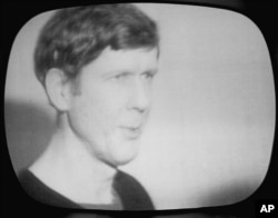 تصویری از توماس آهرن در کریسمس سال ۱۹۸۰ که از تلویزیون رسمی ایران پخش شد