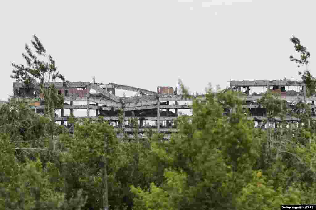 Последний доступный снимок руин аэропорта, сделанный 26 мая 2024 года. Сегодня разрушенный аэропорт находится под контролем России. Но, поскольку линия фронта находится примерно в 20 километрах, этот объект остаётся в пределах досягаемости украинской артиллерии, а это означает, что в обозримом будущем он, скорее всего, останется безлюдным местом