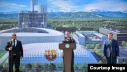 Садыр Жапаров "Барселона" футбол клубунун академиясынын курулушуна капсула салды. 30-август, 2023. Бишкек