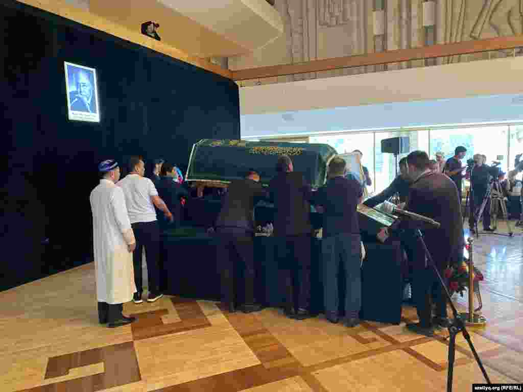 Мурат Ауэзов коомдук-саясий иштерге да аралашкан. Жаш кезинде Москвада окуган казак жаштарынын казак маданиятын таанытууга багытталган &quot;Жаш тулпар&quot; маданий-агартуу уюмуна кирген, кийин &quot;Невада-Семей&quot; өзөктүк куралга каршы кыйылынын вице-президенти, &quot;Азамат&quot; кыймылынын теңтөрагасы болгон. &quot;Сорос-Казакстан&quot; уюмунда башчылык кызматты аркалап, &quot;Коомдук коргонуу&quot; уюмунун курултайына катышкан.&nbsp; &nbsp;