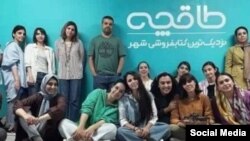 رعایت نکردن حجاب اجباری در تصویر کارکنان «طاقچه» خشم خامیان حکومت را برانگیخته است