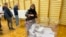 Голосування на одній із виборчих дільниць Варшави 15 жовтня 2023 року