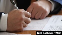 Заполнение бланков во время сдачи ЕГЭ. Иллюстративная фотография