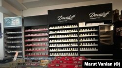 Ստեփանակերտի խանութներից մեկում ծխախոտի դատարկ դարակներ, 18-ը հուլիսի։