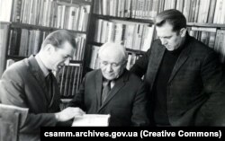 На світлині зліва-направо: Дмитро Степовик, Борис Тен та Олексій Опанасюк. 1968 рік