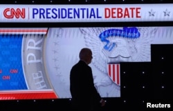 جو بایدن، رئیس‌جمهور آمریکا، حین خروج از صحنۀ استودیوی سی‌ان‌ان در وقفۀ بین مناظره با ترامپ