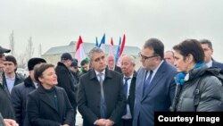 Министр водного хозяйства Узбекистана Шавкат Хамравев (в центре) и министр энергетики и водных ресурсов Таджикистана Далер Джума (справа) 23 февраля открыли два гидропоста вдоль трансграничных Большого Ферганского канала и Северного Ферганского канала. Фото: kun.uz