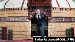 Britaniýanyň daşary işler ministri Dewid Kameron 24-nji aprelde, Aşgabatdaky haly muzeýinde boldy.