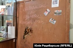 Виставка «День пам’яті та перемоги: невивчені уроки…» в Дніпрі, шкільна дошка з окупованої Мар"їнки, що на Донеччині