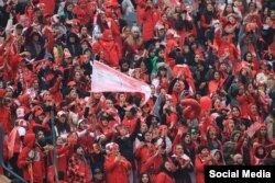 برای نخستین بار در چهار دهه اخیر، تعدادی از زنان توانستند در طبقه دوم ورزشگاه بازی را تماشا کنند