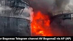 Російські медіа з посиланням на місцевих жителів повідомляють про пожежу в районі місцевого нафтопереробного заводу (фото ілюстраційне)