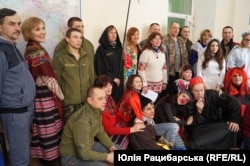 Леся в колі однодумців і бійців зі шпиталю