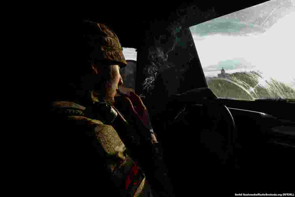 &laquo;Мангуст&raquo; під сигарету починає наспівувати повстанську пісню УПА: &laquo;Дубе, дубе зелений&raquo;:&nbsp; &laquo;Хлопче, хлопче молодий. Хлопче, хлопче молодий. Інший мене буде пити, а ти будеш в землі гнити, хлопче, хлопче молодий&raquo;