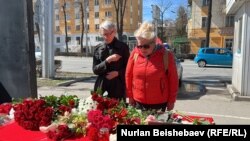 Каза болгондорду эскерүү үчүн келгендер. Бишкек. 23-март, 2024-жыл.