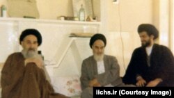 محمدصادق لواسانی (چپ) در کنار روح‌الله خمینی
