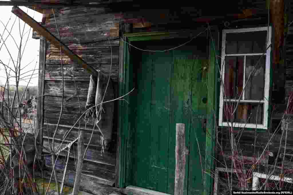 Пресофіцер 10-ї окремої гірсько-штурмової бригади &laquo;Едельвейс&raquo; Микита Шандиба вмовляє залишити небезпечну зону 82-річного чоловіка Валентина. У березні 2022 року село Тетерівське на Київщині наполовину зрівняли із землею. Дім Валентина було частково пошкоджено обстрілами. Коли ми випадково побачили його силует і зайшли всередину, російська артилерія якраз&nbsp;розпочала обстріл. Валентин не хотів покидати будинок, в який вклав 50 років свого життя, але його таки вдалося вмовити евакуюватися. Село Тетерівське, Київщина, березень 2022 року / Фото праворуч від березня 2024 року &nbsp;