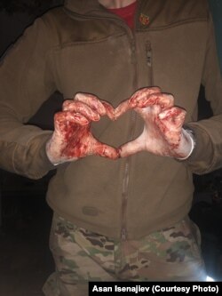 Асан Ісенаджиєв (його руки). «Азовсталь», блокада, весна 2022 року